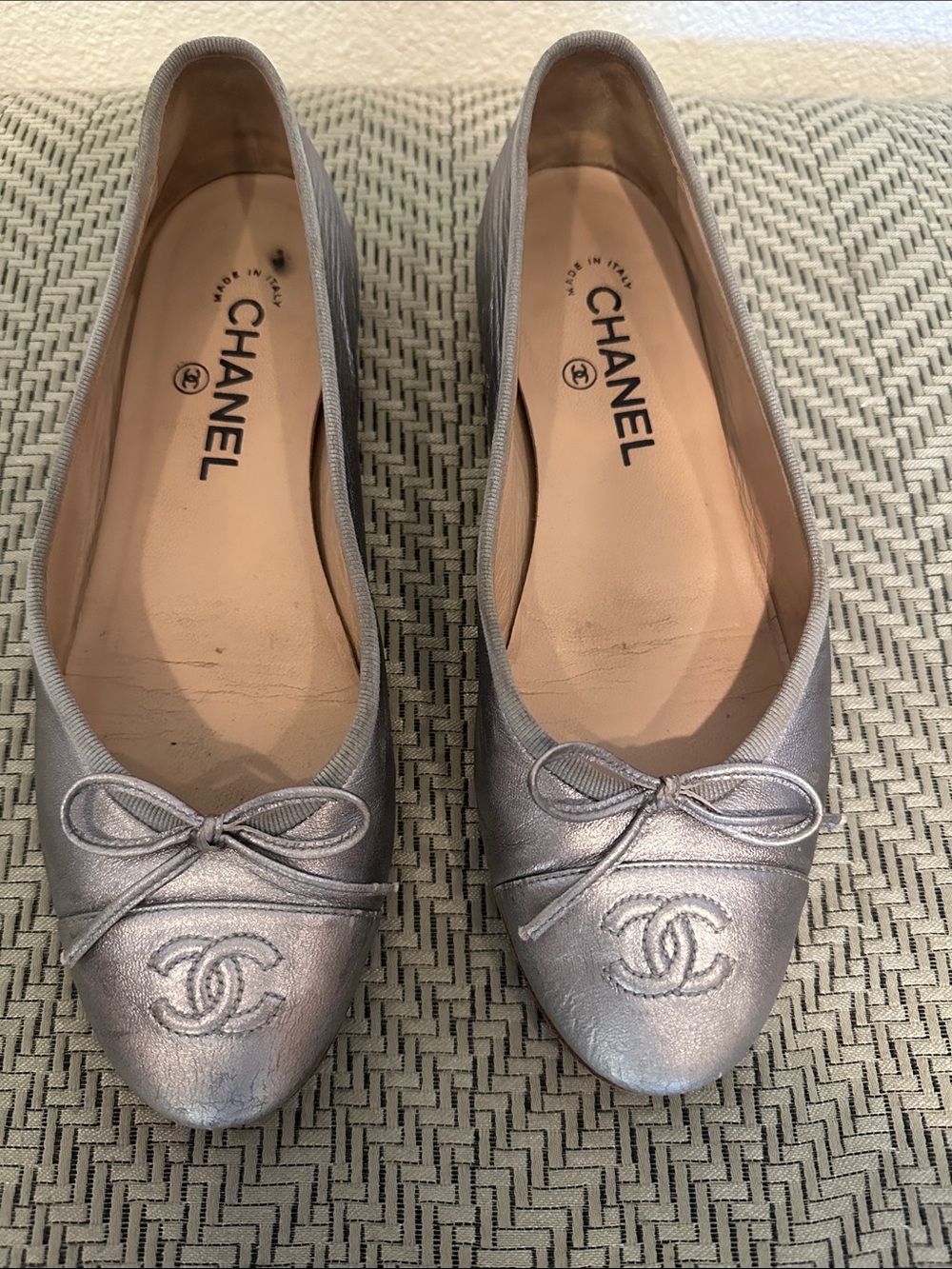 CHANEL Silver Leather Ballet Flats with CC Logo and Bow